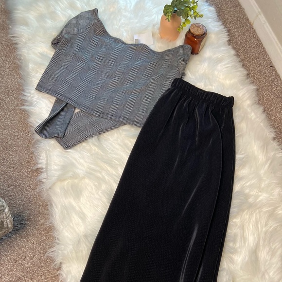 Edgy Pleated Maxi Skirt - Picture 5 of 6